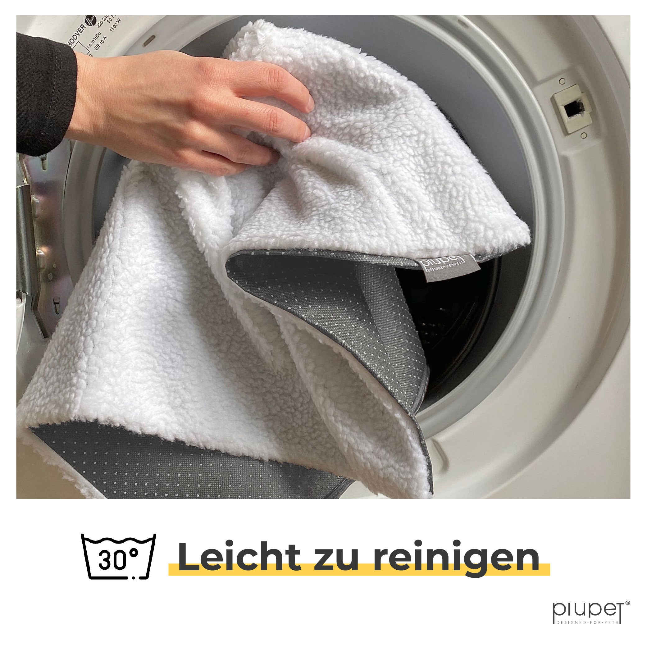 Decke wird in Waschmaschine gelegt und bei 30 Grad gewaschen