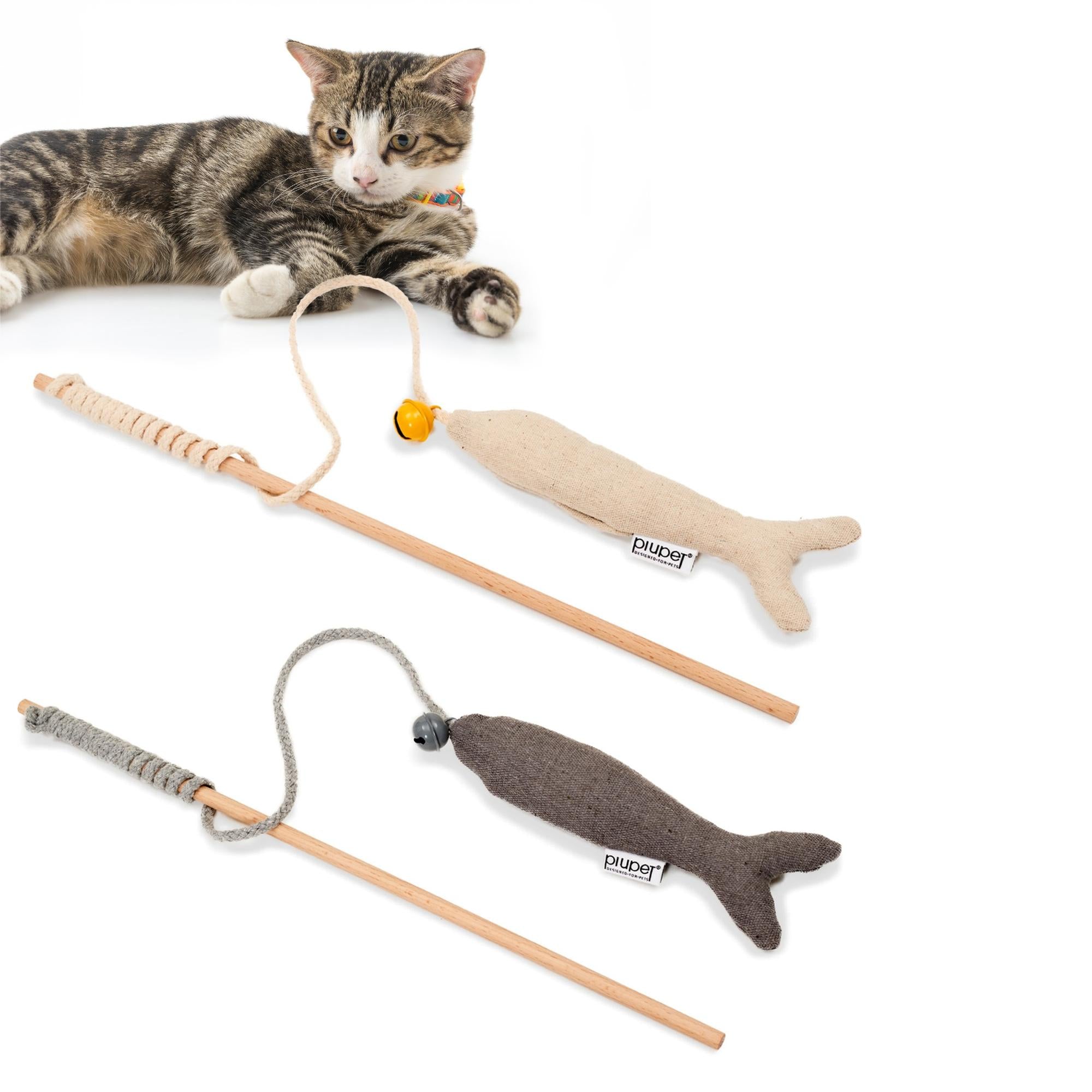 Katze neben 2 Katzenangeln in Beige und Grau mit Holzstab