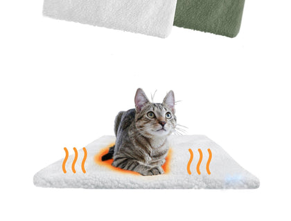 Katze liegt auf einer weißen selbstheizenden Matte mit angedeuteter Wärme.