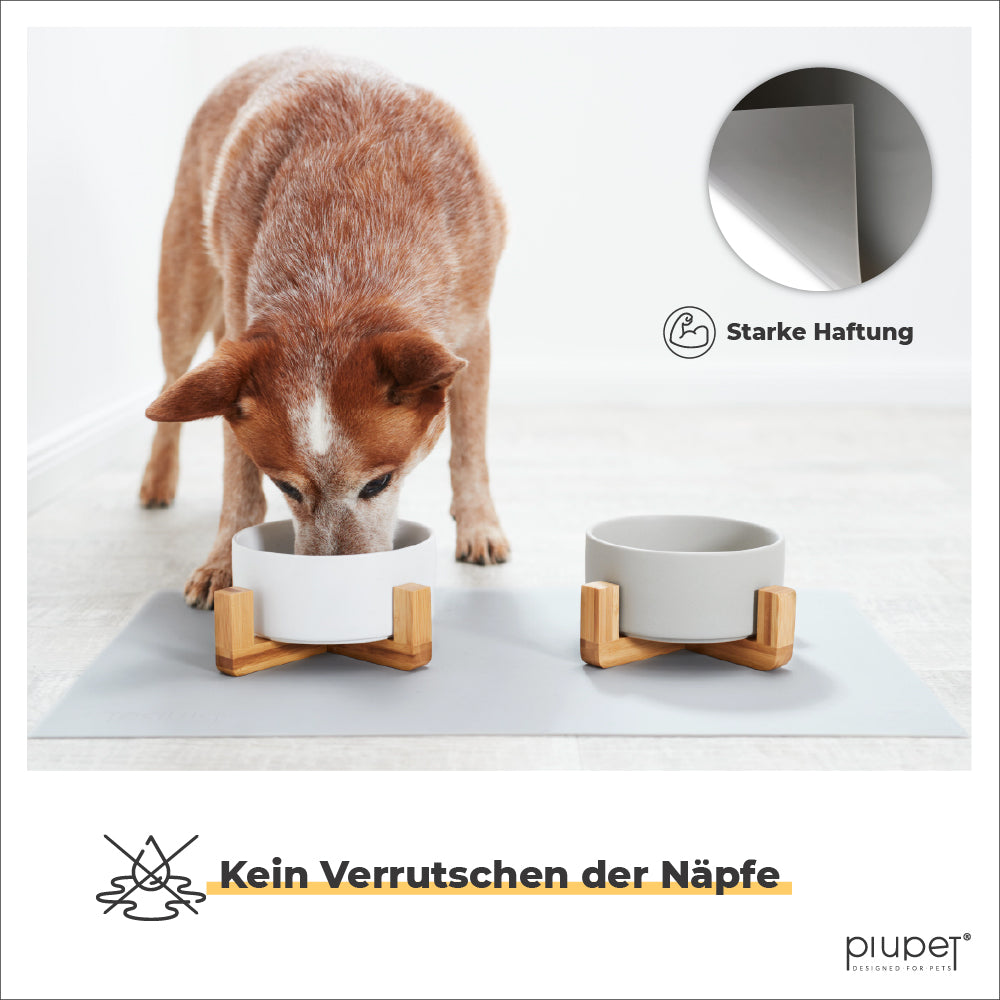 Hund frisst aus Hundenapf der stabil auf der Napfunterlage steht