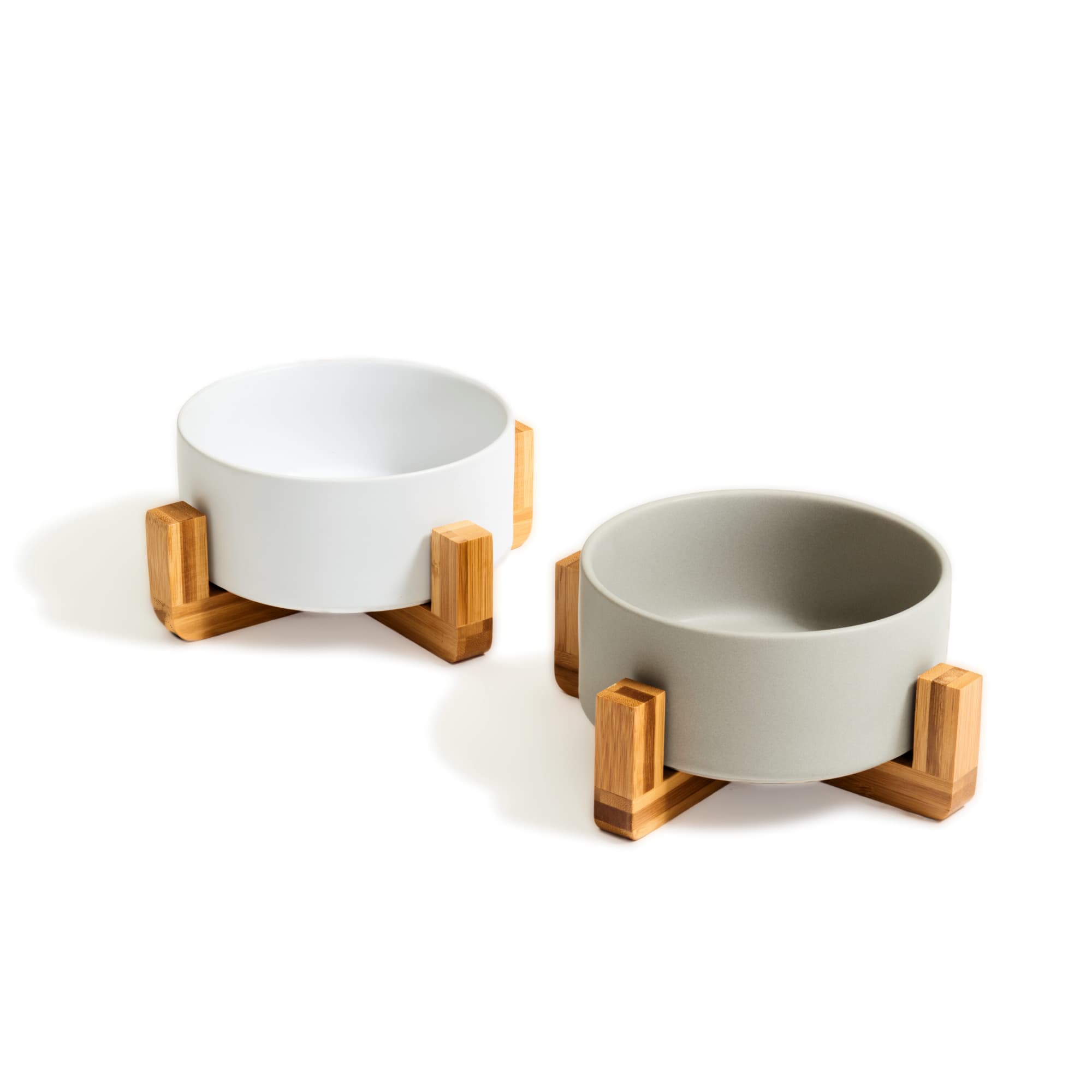 Set aus zwei Futternäpfen in Grau und Weiß mit jeweils einem Bambusgestell