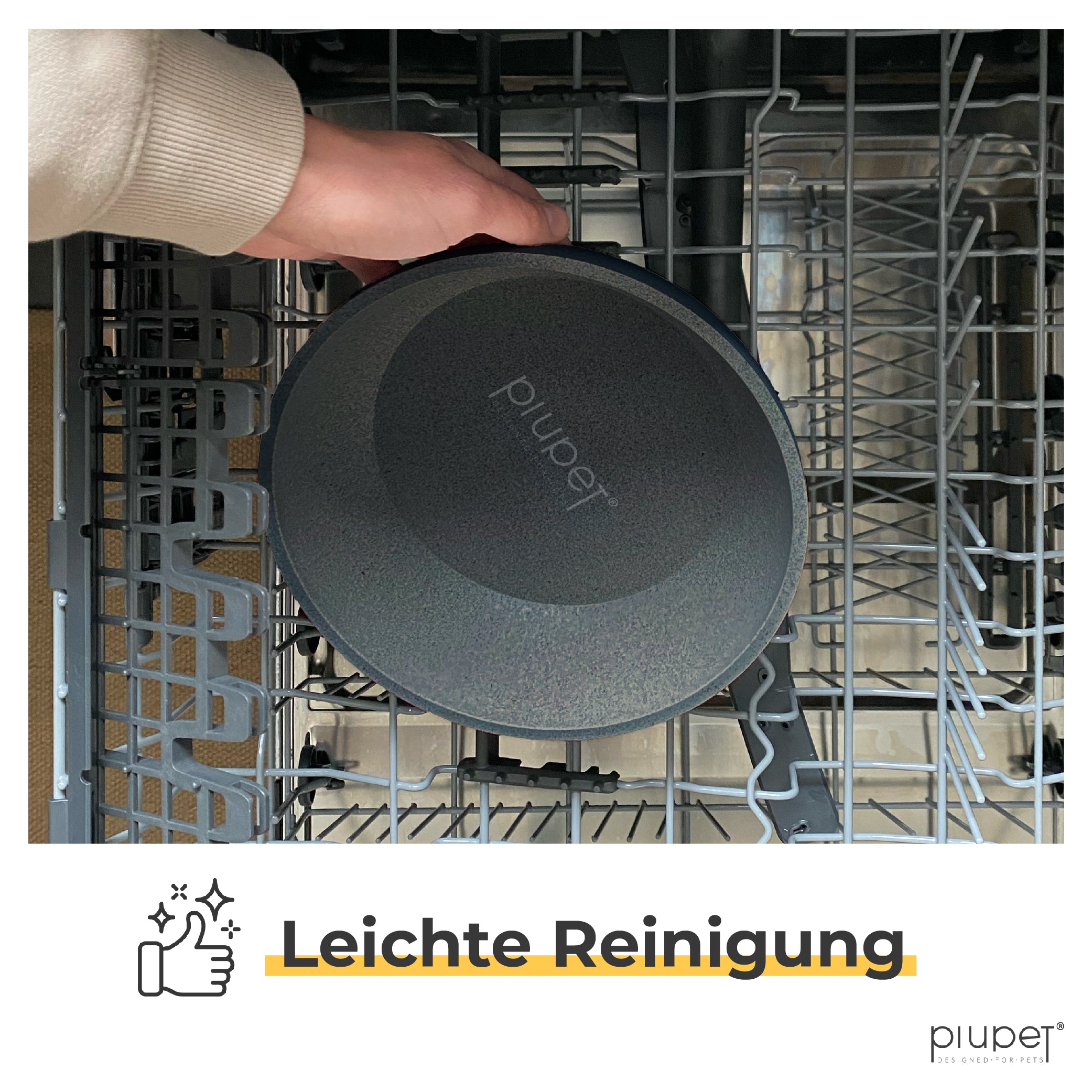 Hundenapf wird in einer Spülmaschine platziert und gereinigt. Der Napf ist spülmaschinenfest und leicht zu reinigen.