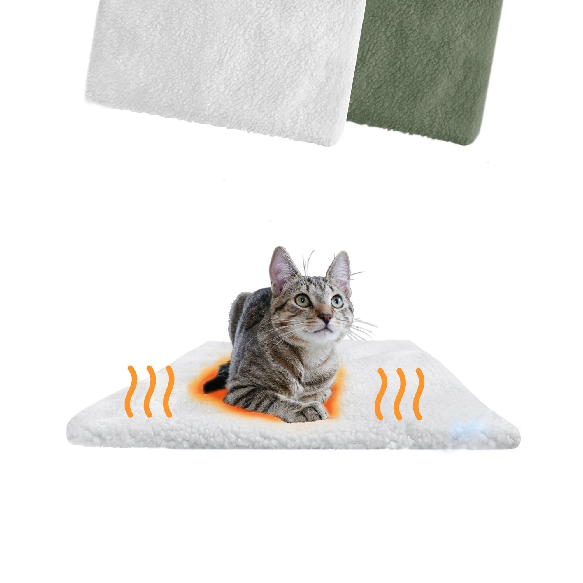 Katze liegt auf einer weißen selbstheizenden Matte mit angedeuteter Wärme.