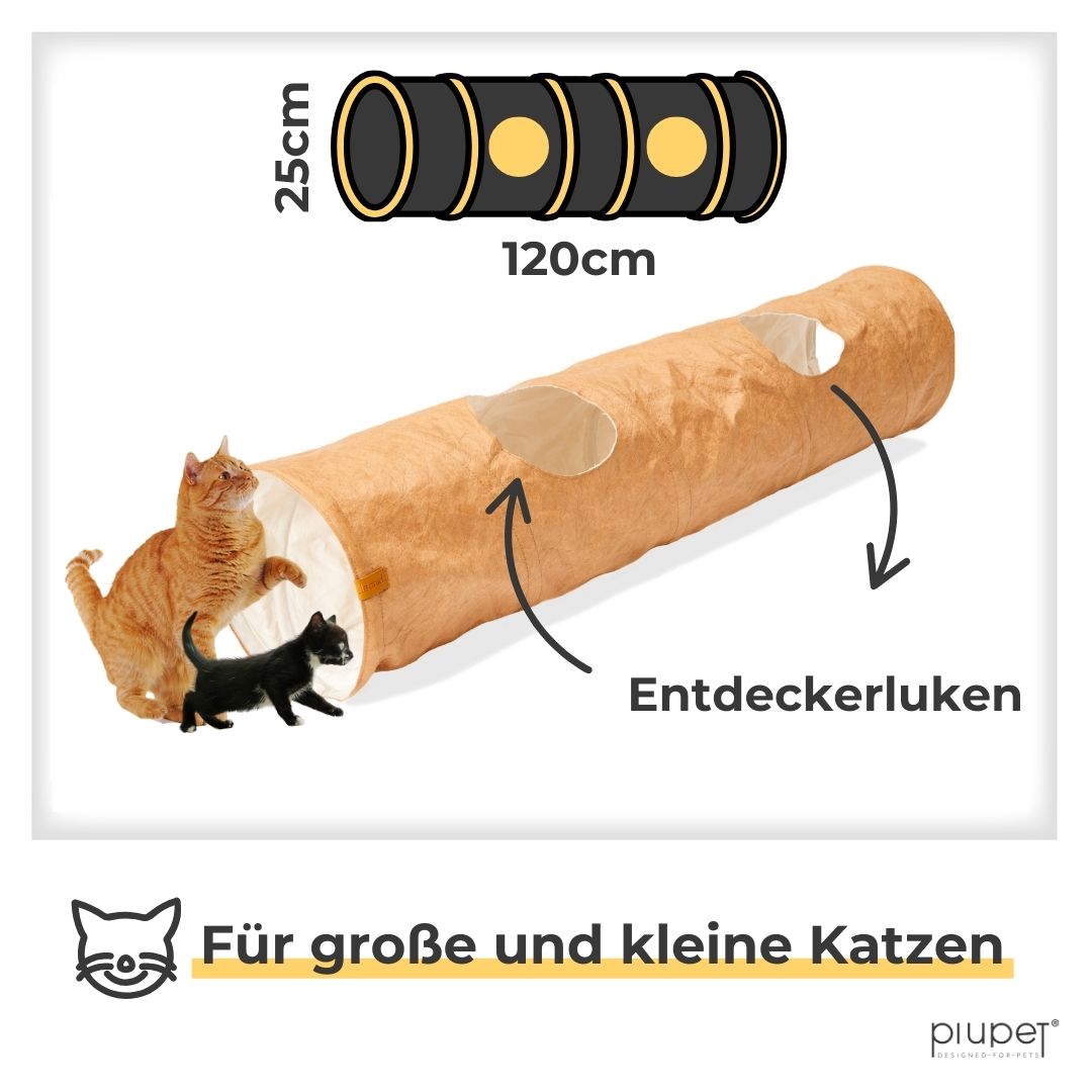 Brauner Katzentunnel mit zwei seitlichen Entdecker-Luken. Eine orangefarbene Katze und eine schwarze Katze stehen davor.