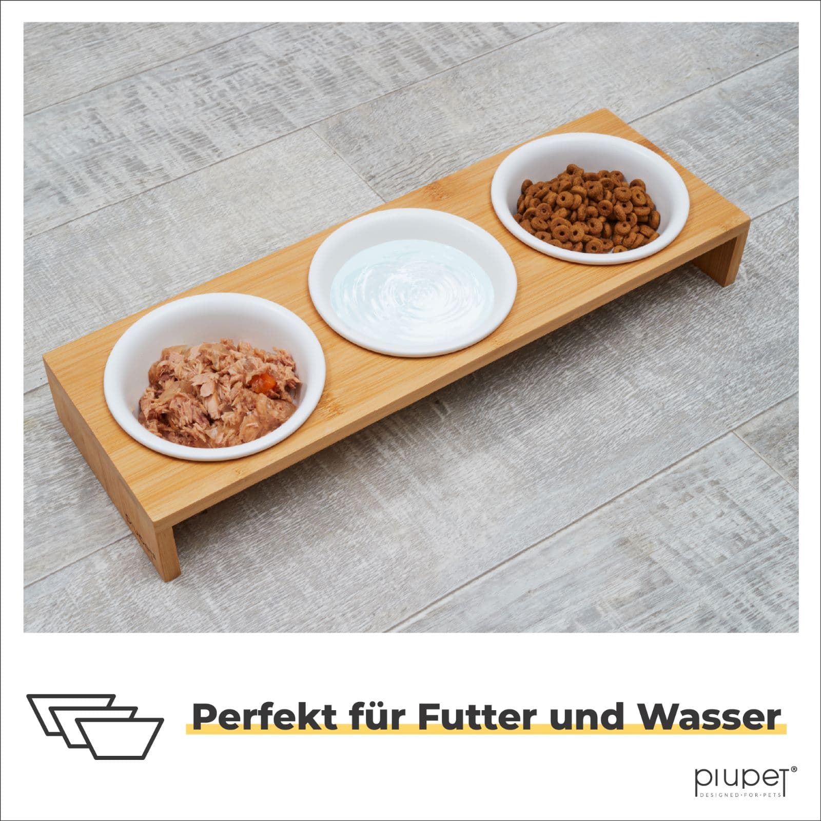 Katzennapf mit Holzständer und drei Keramikschalen, gefüllt mit Nassfutter, Wasser und Trockenfutter