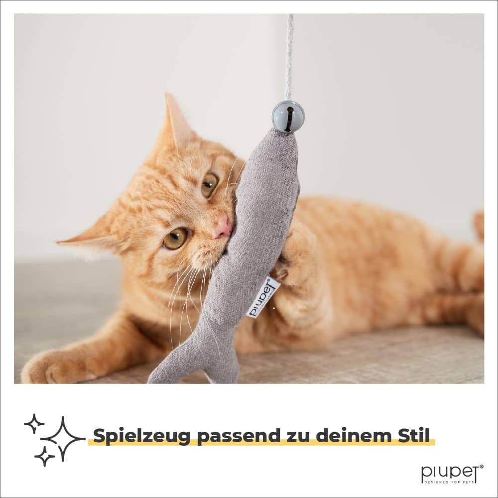 Katze beißt in Fisch der Katzenangel rein