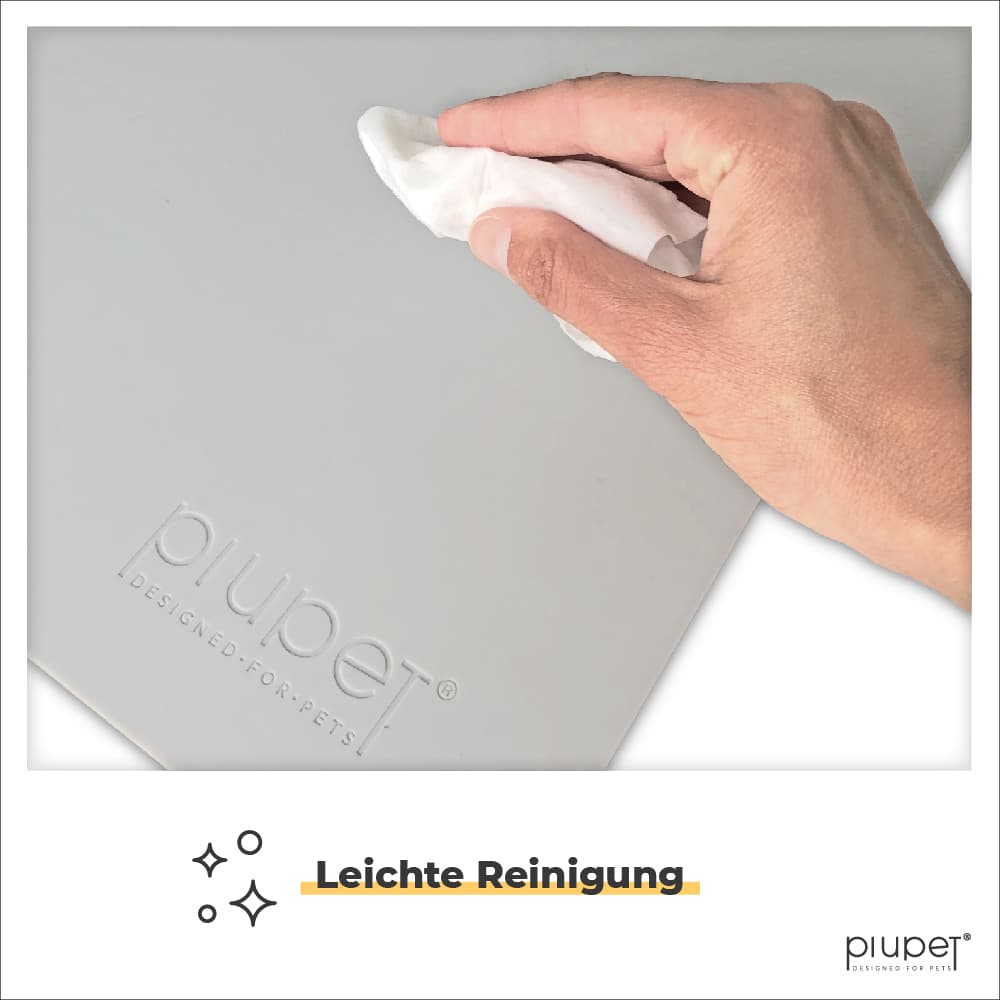 Napfunterlage wird mit feuchtem Tuch gereinigt