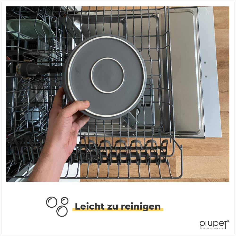 Napf wird in die Spülmaschine gelegt. Für einfache und schnelle Reinigung